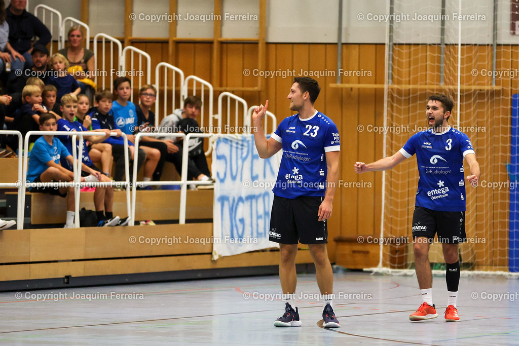 msghab_03538 | despor 2022.10.23 HB Männer Oberliga MSG Umstadt/Habitzheim - TV Petterweil  emspor, emonline, despor,  v.l.,  Dennis Weit (MSG Umstadt/Habitzheim) und Luca Kemper (MSG Umstadt/Habitzheim) jubeln
